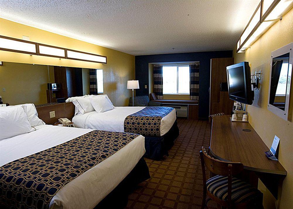 Quality Inn & Suites Watertown Fort Drum Calcium Zimmer foto